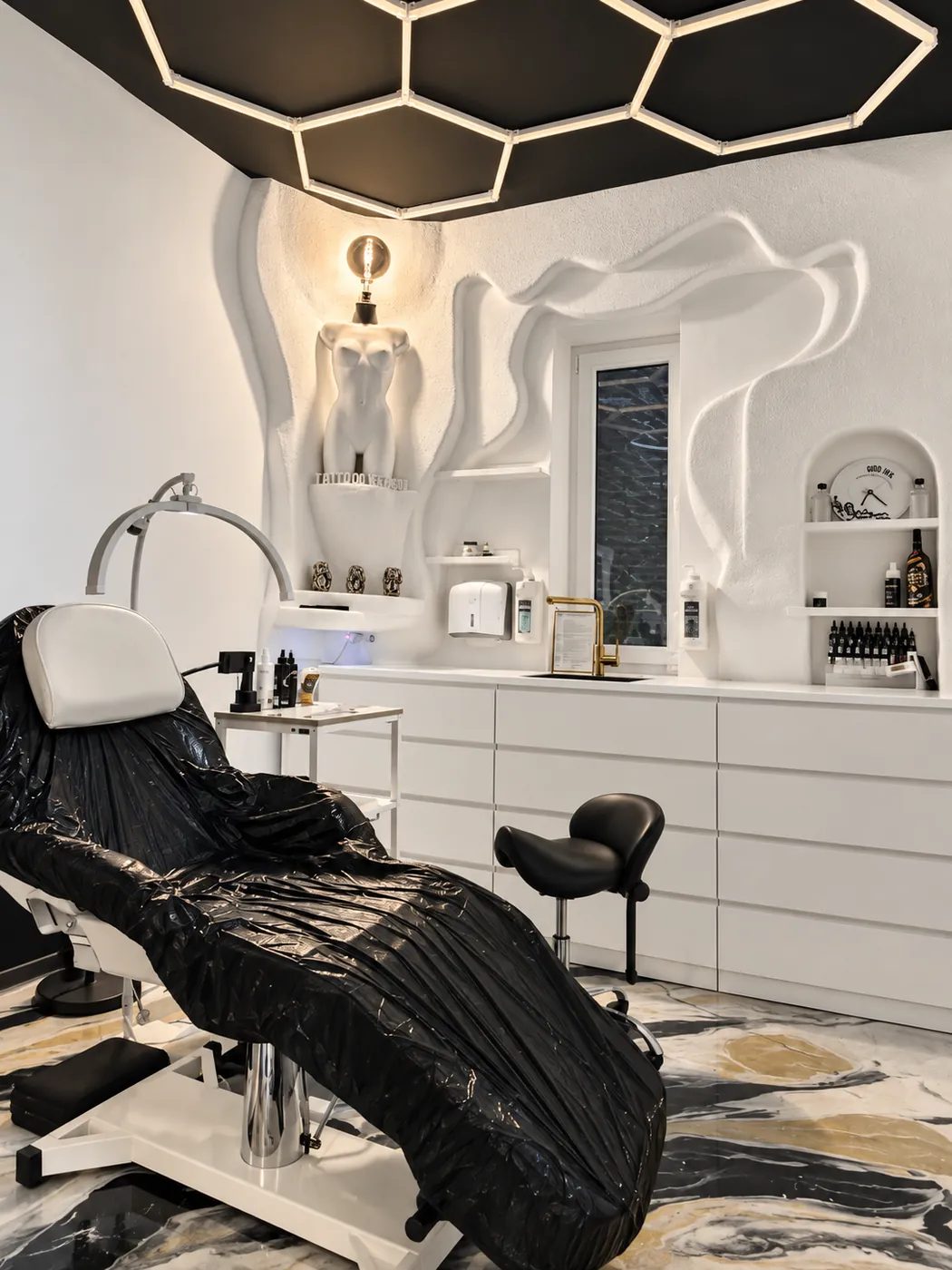 Behandlungsraum im Studio Tattoo Overkill mit Liege und Arbeitsplatz
