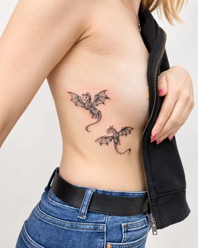 Drachen, Rippen. Tätowiert bei Tattoo Overkill in Gifhorn