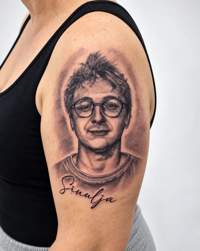 Portrait mit Schriftzug, Oberarm. Tätowiert bei Tattoo Overkill in Gifhorn