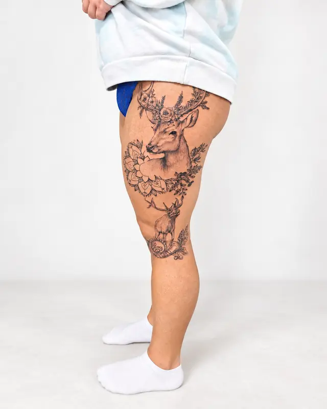 Hirsch & Blüten, Oberschenkel. Tätowiert bei Tattoo Overkill in Gifhorn