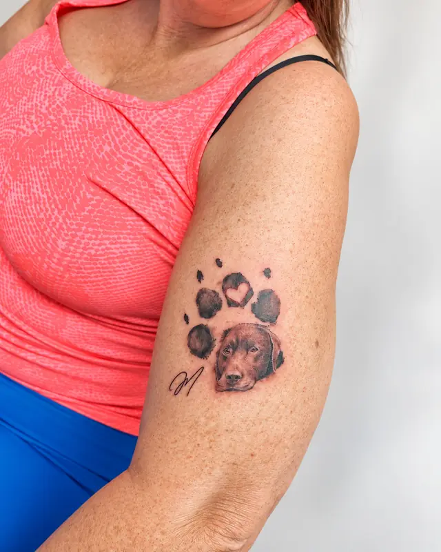 Hundeportrait & Pfote, Oberarm. Tätowiert bei Tattoo Overkill in Gifhorn