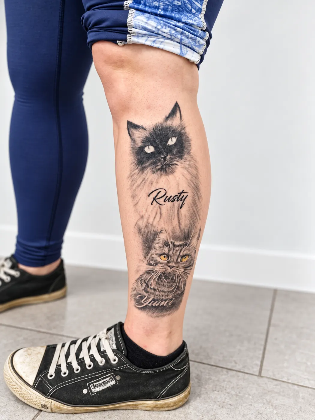 Portraits von zwei Katzen mit ihren Namen an der Wade