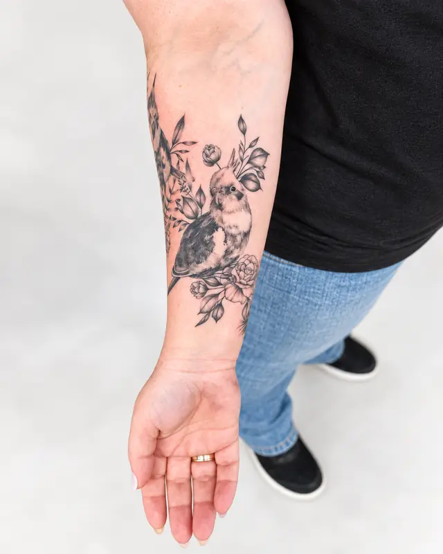 Vogel & Blüten, Unterarm. Tätowiert bei Tattoo Overkill in Gifhorn