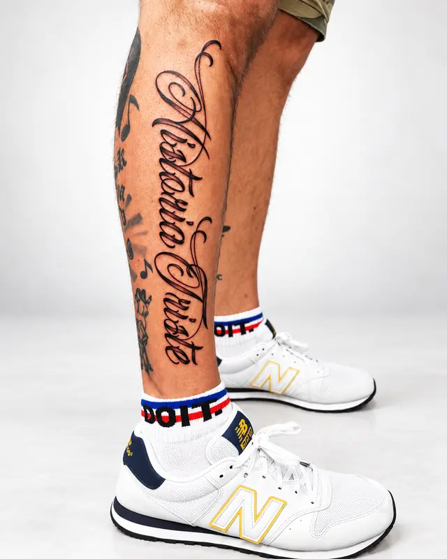 Schriftzug, Wade. Tätowiert bei Tattoo Overkill in Gifhorn